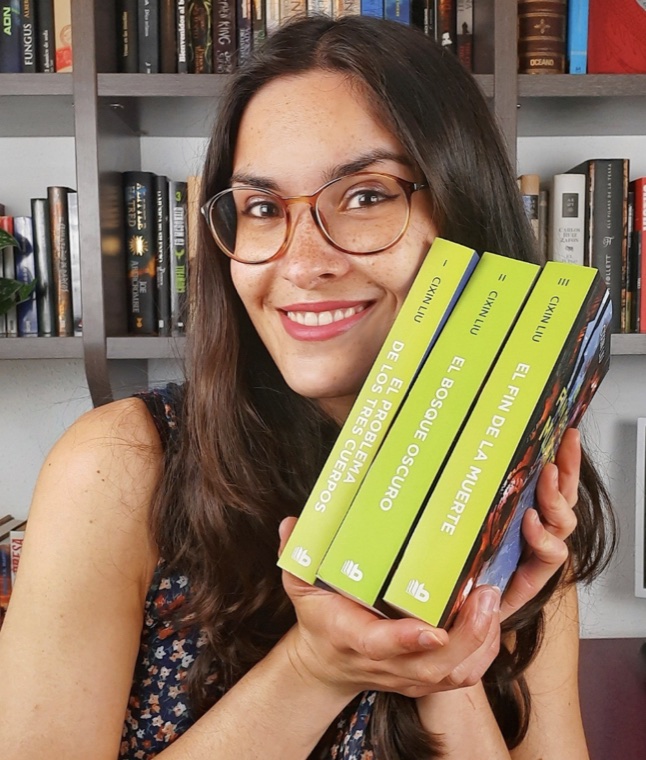Nuria Blanco sosteniendo sus libros